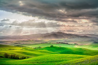 Tuscany rural günbatımı manzara. kırsal çiftlik, beyaz yol ve servi ağaçları.