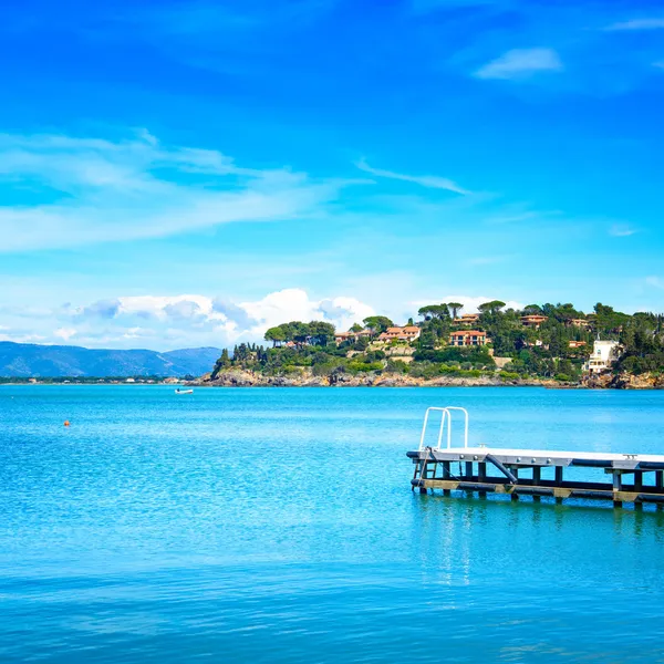 Wooden pier or jetty on a blue sea. Beach in Argentario, Tuscany, Italy — Stock Photo, Image