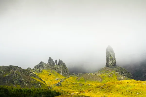 O velho homem de Storr rock e nevoeiro nas montanhas da Ilha de Skye. Escócia — Fotografia de Stock