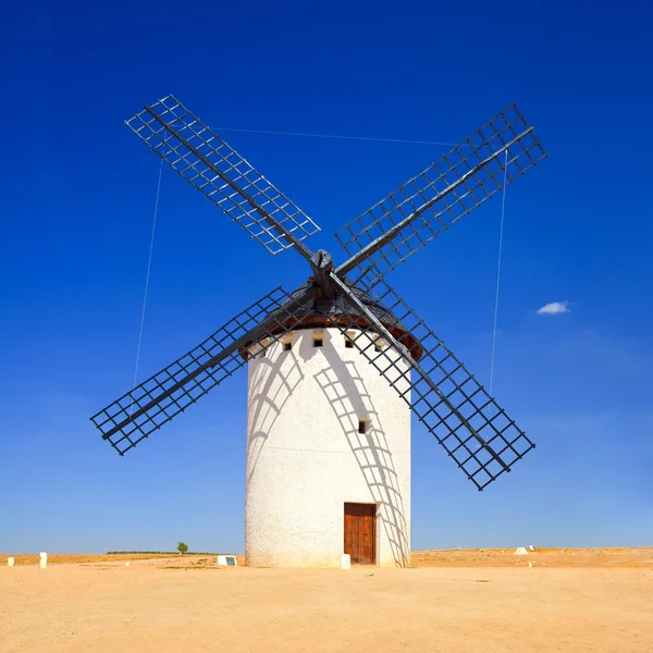 风车和蓝色的天空。阿尔卡萨德圣胡安，卡斯蒂利亚-拉曼查，西班牙 — 图库照片