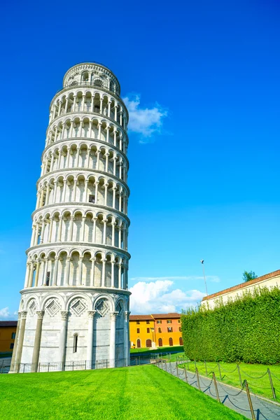 Ferde pisa torony vagy a torre pendente di pisa, a csoda négyzet vagy a piazza dei Miracolitól. Toszkána, Olaszország — Stock Fotó