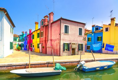 Venedik tarihi, Burano adası kanalı, renkli evler ve tekneler.,