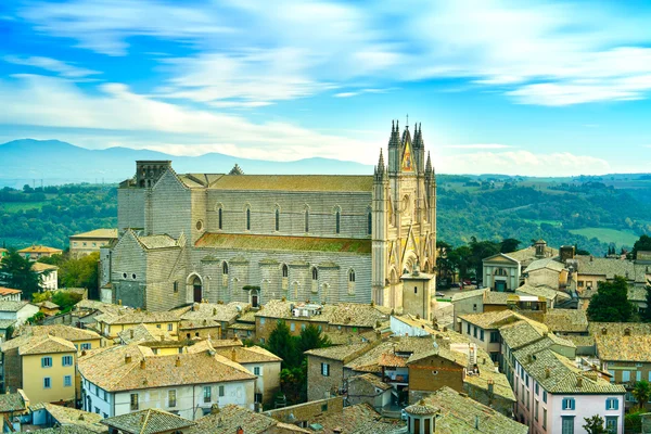 Кафедральный собор Орвието средневековый Дуомо и старый вид на деревню с воздуха. Италия — стоковое фото