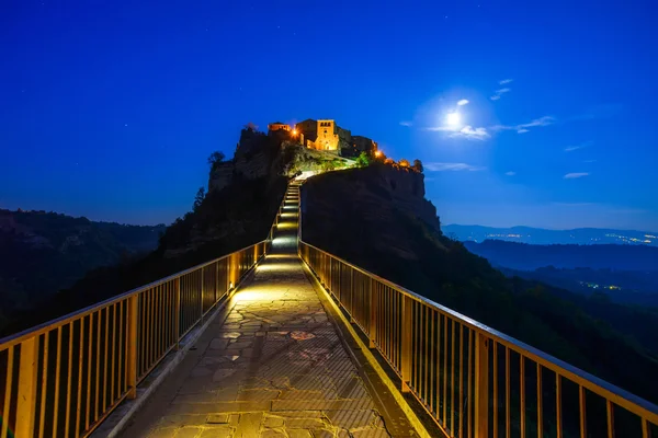 Civita di bagnoregio landmärket bron syn på twilight. Italien — Stockfoto