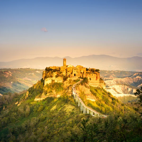 Civita di Bagnoregio punto di riferimento, vista panoramica aerea sul tramonto. Italia — Foto Stock