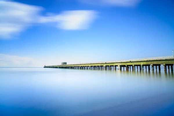 Industriële pier op de zee. zijaanzicht. lange blootstelling fotografie. — Stockfoto