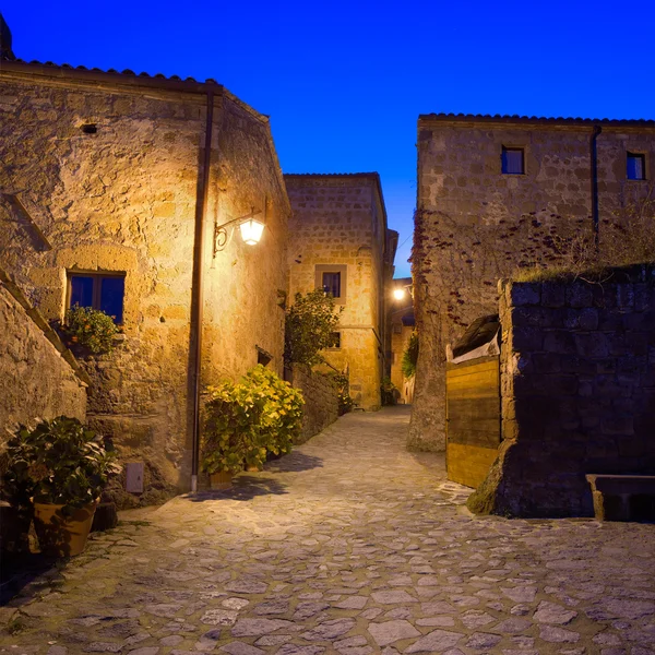 Civita di bagnoregio ορόσημο, μεσαιωνικό χωριό θέα στο Λυκόφως. Ιταλία — Φωτογραφία Αρχείου