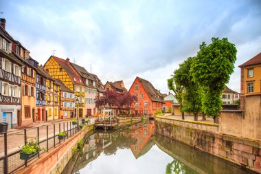 Colmar, petit Venedik, su kanalı ve geleneksel evleri. Alsace, Fransa.
