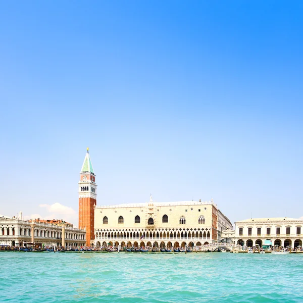 Venedig landmark, piazza san marco med campanile och doge palace. Italien — Stockfoto