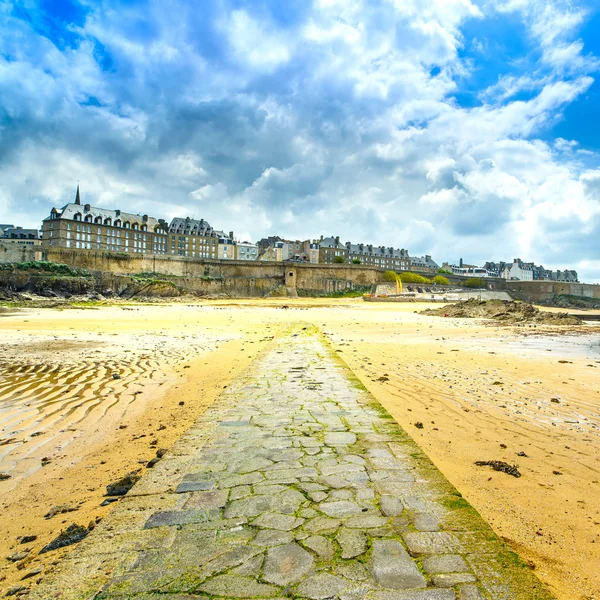 Playa de Saint Malo y camino de piedra, marea baja. Bretaña, Francia . — Foto de Stock