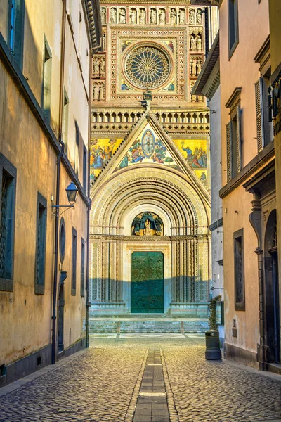 Orvieto medeltida duomo katedralen kyrkans fasad. Italien — Stockfoto