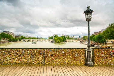 pont des arts Köprüsü, paris, Fransa, seine Nehri kilitler love.