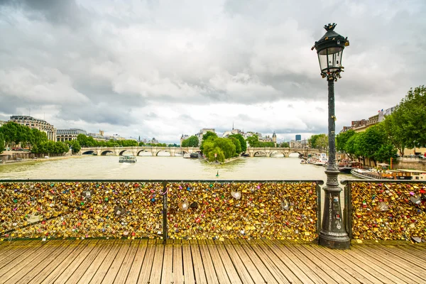 Liebe vorhängeschlösser auf pont des arts bridge, seine river in paris, franz. — Stockfoto