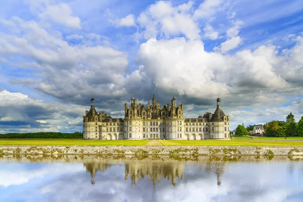 Chateau de chambord, unesco medeltida franska slott och reflektion. Loire, Frankrike — Stockfoto