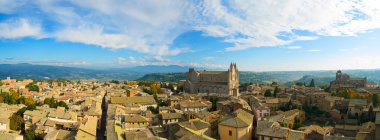 Orvieto Ortaçağ kenti ve duomo Katedrali'ne havadan görünümü kilise. İtalya