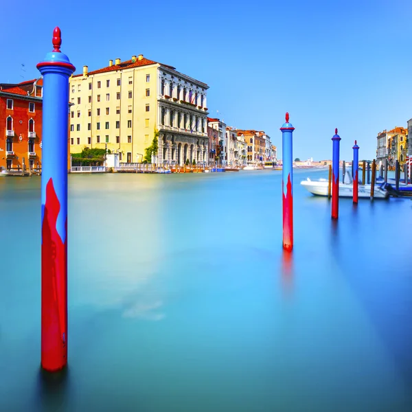 Pfähle und weiches Wasser auf der Lagune von Venedig in Grand Canal. Langzeitbelichtung. — Stockfoto