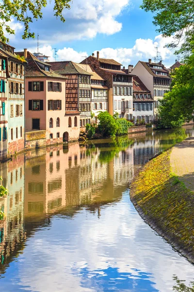 Estrasburgo, canal de água na área de Petite France, local da Unesco. Alsácia . — Fotografia de Stock