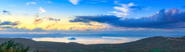 Promenada i sosny w jezioro bolsena, Włochy. — Zdjęcie stockowe