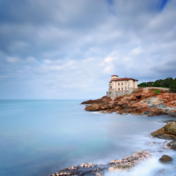 Boccale kasteel landmark op klif rock en zee. Toscane, Italië. l — Stockfoto