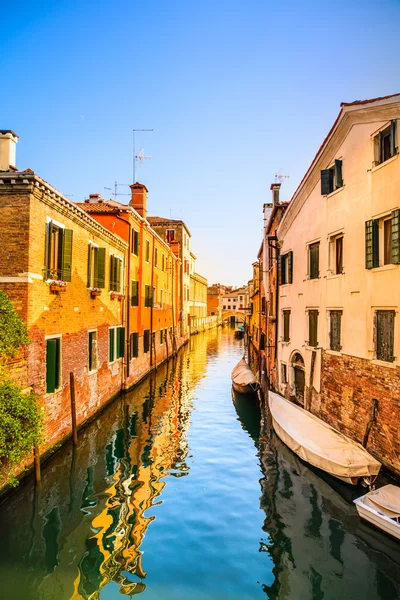 Venezia paesaggio urbano, canale d'acqua, ponte ed edifici tradizionali . — Foto Stock