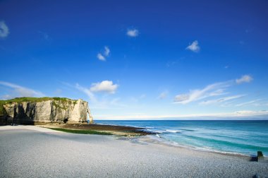 Etretat aval cliff landmark ve plaj. Normandy, Fransa.