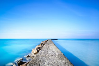 Beton ve taş iskele veya iskelede mavi okyanus su