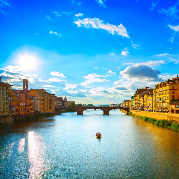 Santa trinita arno Nehri, günbatımı manzara köprüde. Floransa, — Stok fotoğraf