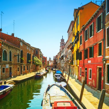 Venedik san barnaba cityscape, su kanalı, kilise ve tekneler. ita