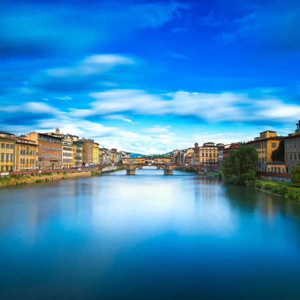 Santa Trinita e Ponte Velha no rio Arno, paisagem do pôr do sol. Fl — Fotografia de Stock