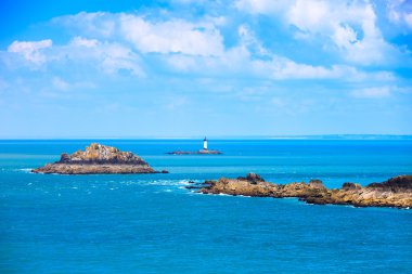 Brittany okyanus panorama, adalar ve deniz feneri du grouin gelin.