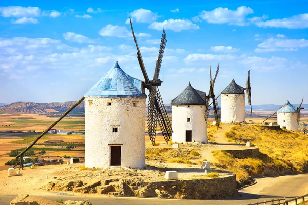 Szélmalmok a don Quijote-consuegra. Kasztília-la mancha, Spanyolország — Stock Fotó