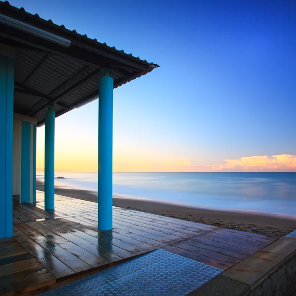 Beach bathhouse colonnade architecture, sea on morning. Tuscany — Stock Photo, Image