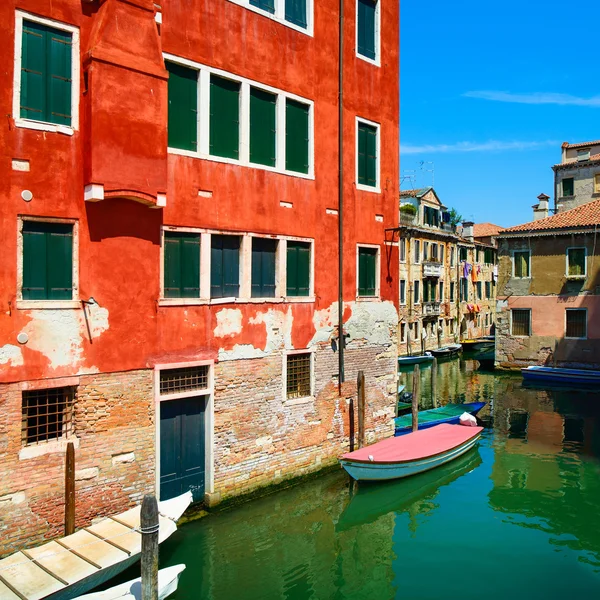 Venetië stadsgezicht, water kanaal, boten en traditionele gebouwen. — Stockfoto