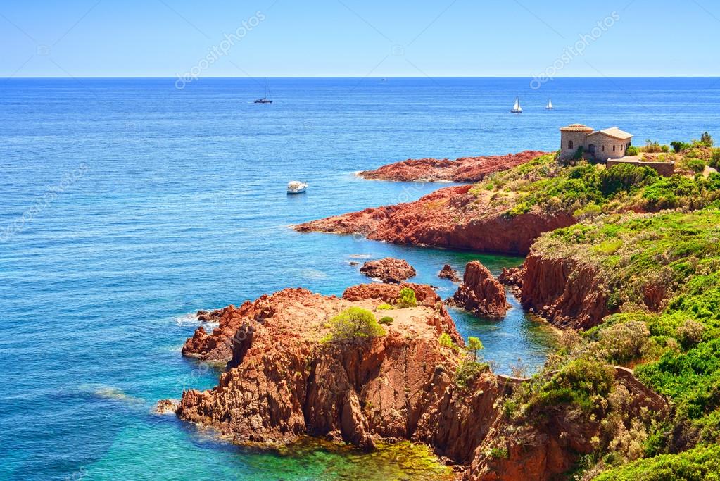 Esterel Felsen Strand Küste und Meer. Cote Azur, Provence ...