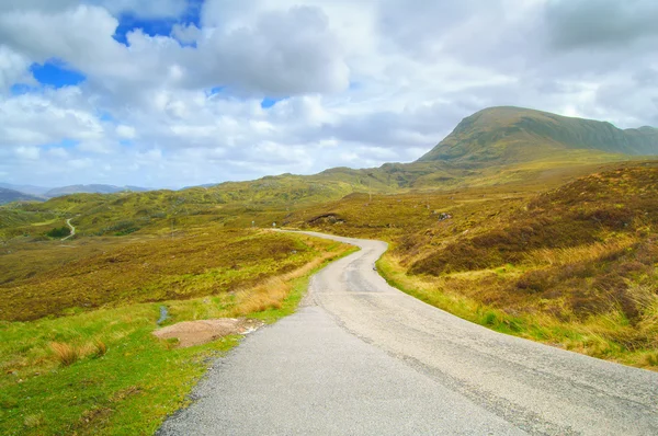 Highlands of Scotland paysage routier étroit, Royaume-Uni — Photo