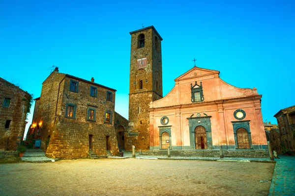 奇维塔 di bagnoregio 具有里程碑意义，中世纪的村庄观暮光之城 — 图库照片