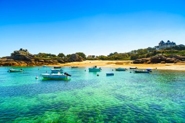 Tregastel, tekneler Beach liman. pembe granit sahil, brittany, fra