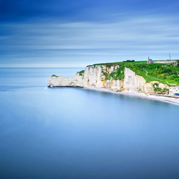 Etretat scogliera, rocce punto di riferimento e oceano. Normandia, Francia . — Foto Stock