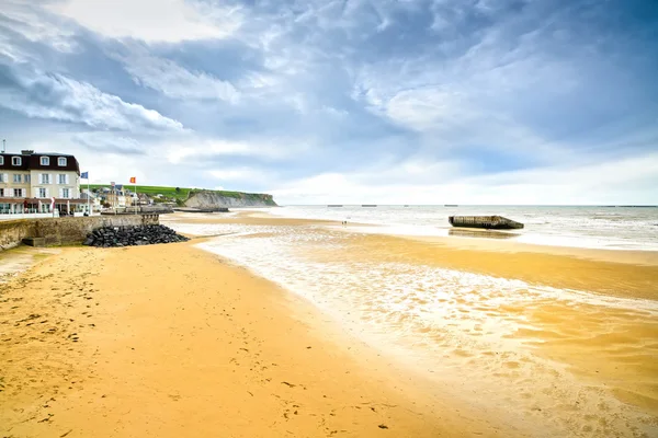 Arromanches les bains, Normandie, Francie. pláž u moře a rema — Stock fotografie