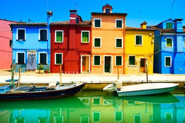 Venedik tarihi, Burano adası kanalı, renkli evler ve tekneler.,