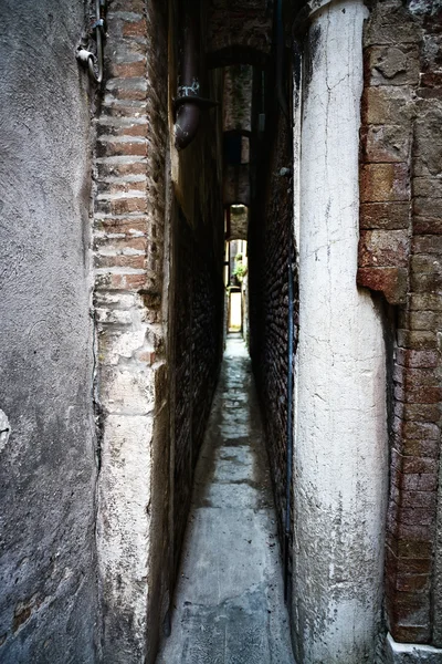 Venedig, calle varisco engste straße der stadt, italien. — Stockfoto