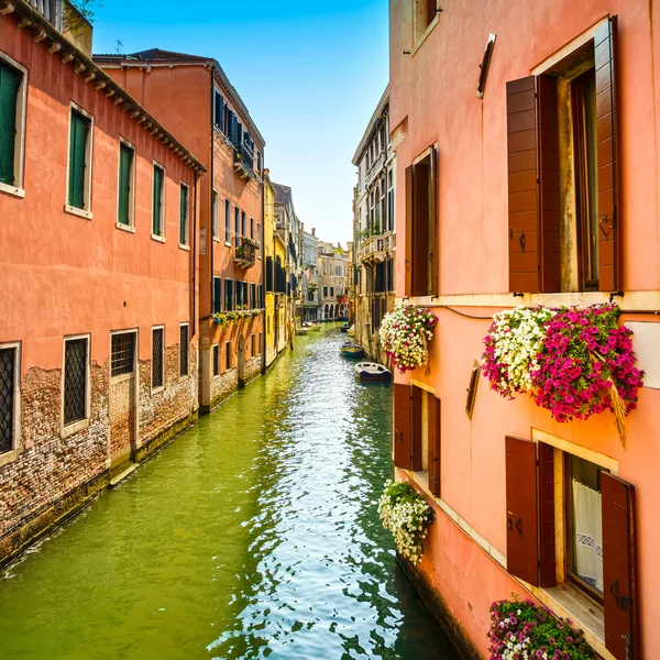 Venecia paisaje urbano, Cannaregio canal de agua, flores y barcos. Ita — Foto de Stock