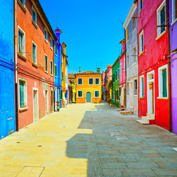 Venedig landmärke, burano ö gatan, färgglada hus, Italien — Stockfoto