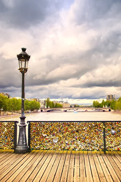 Serrures d'amour sur le pont des Arts, Seine à Paris, Fra — Photo