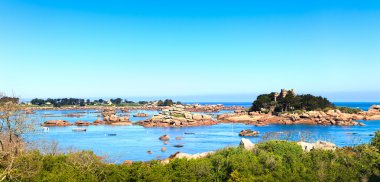 Ploumanach, kayalar ve bay beach sabah, brittany, Fransa.
