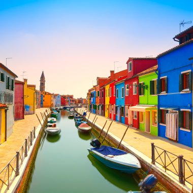 Venedik tarihi, Burano adası kanalı, renkli evler ve tekneler.,
