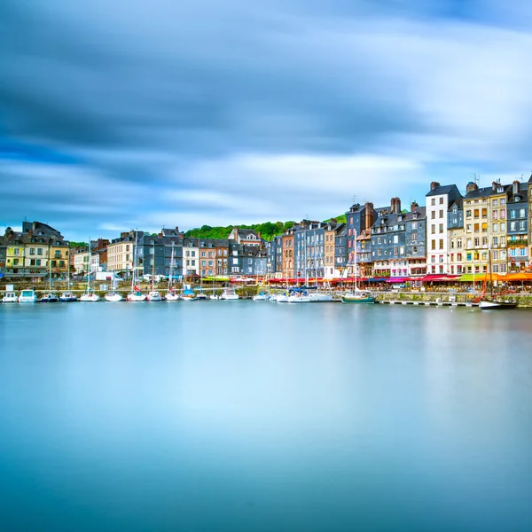 Puerto de Honfleur skyline y reflejo de agua. Normandía, Francia — Foto de Stock