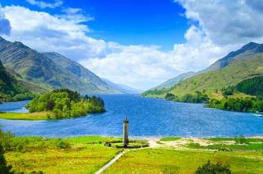 Glenfinnan anıt ve loch shiel Gölü. Dağlık İskoçya İngiltere