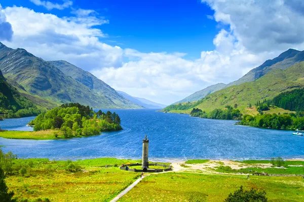 Glenfinnan anıt ve loch shiel Gölü. Dağlık İskoçya İngiltere — Stok fotoğraf