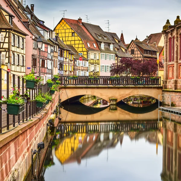 Colmar, petit Venedik, köprü, su kanalı, geleneksel evler. bir
